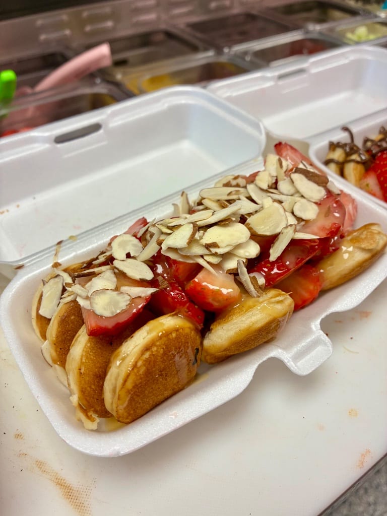 Mini pancakes with strawberries & almonds